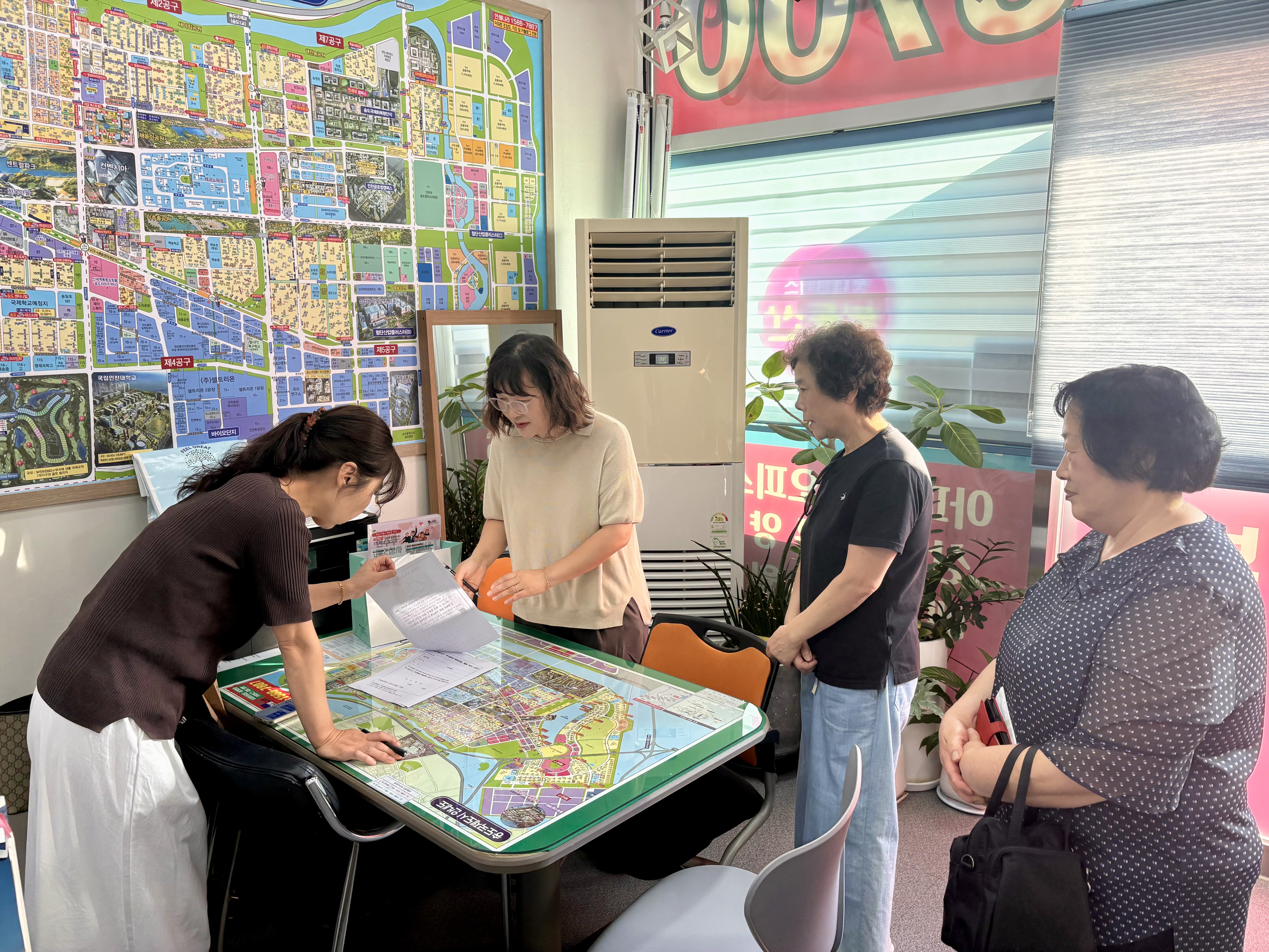 연수구 송도3동 지역사회보장협의체는 지난 21일 더나누기 부동산 중개업소를 대상으로 진행한 우리 동네 복지안내소 2차 발굴 캠페인을 마무리했다